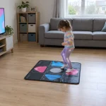 Barn står på en dansmatta i ett ljust vardagsrum och tittar ner på fötterna